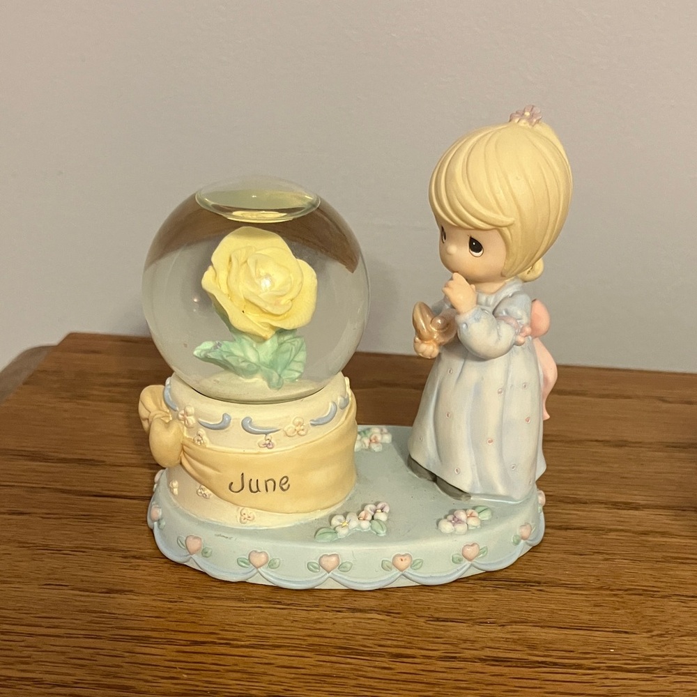 Precious Moments Gemini June birthday girl yellow rose in snow globe vintage EUC